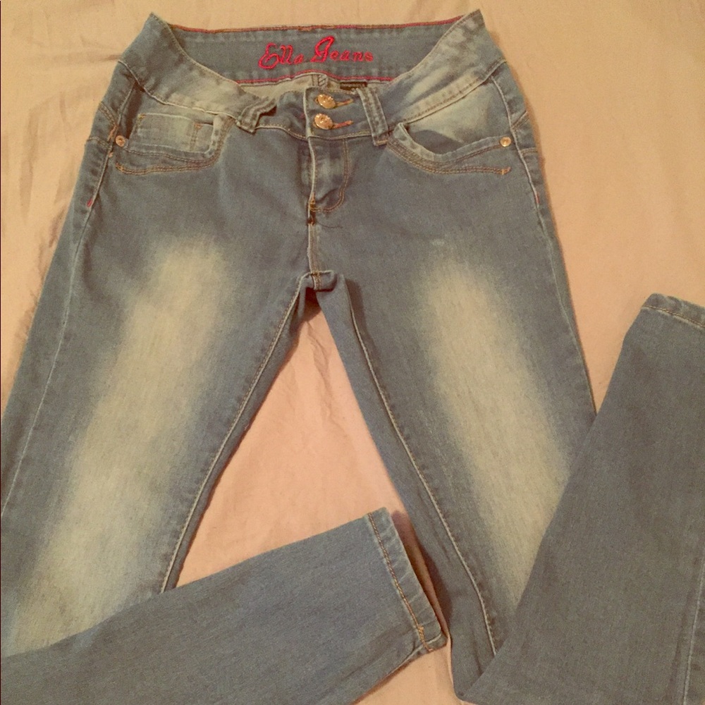 Size 5 stretchy Ella brand skinny jeans